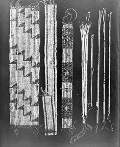 בתמונה - Wampum, מחרוזות אשר שימשו ככסף במסחר בין האינדיאנים לבין הקולוניאליסטים המערביים.