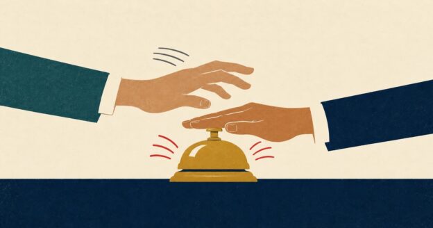 שתי ידיים מכות בפעמון קבלה, ואחת מהן נוגעת בו רגע לפני השנייה